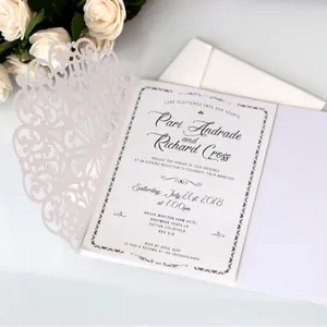 Invitación de boda calada con láser con flores y elegante sobre blanco de papel