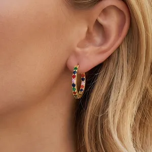 Boucles d'oreilles créoles dorées à l'or 18 carats avec pavé de zircons colorés