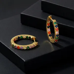 Vue macro détaillée de créoles plaquées or 18 carats serties de zircons cubiques colorés