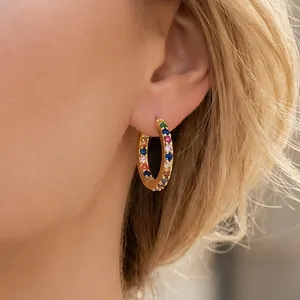 Boucles d'oreilles créoles plaquées or 18 carats avec zircons cubiques multicolores