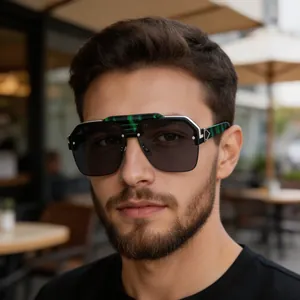 Dettaglio occhiali da sole punk con texture marmorizzata verde e inserto triangolare argento