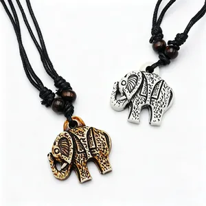 Collana bohémien con ciondolo a forma di elefante in resina con perline di legno