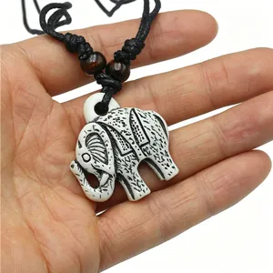 Collana bohémien retrò con ciondolo a elefante in resina, cordino nero e perline in legno