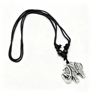 Collana con ciondolo a elefante in resina con totem retrò su cordino nero e perle in legno