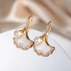 Boucles d'Oreilles Pendantes en Cuivre Plaqué Or Feuille de Ginkgo Rétro Français Avec Nacre Zircone Künstliche Perle Blanche Femme