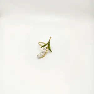 Bluebell flower napkin ring with white petals and gold alloy base measuring 6.5cm in height