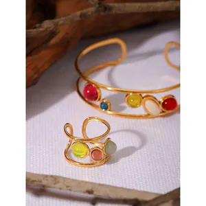 Ensemble bracelet ouvert et bague plaqué or 18k avec pierres précieuses colorées