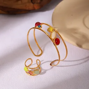 Ensemble bracelet jonc et bague en acier inoxydable plaqué or 18k avec pierres colorées