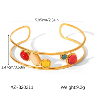 Détail du bracelet vintage plaqué or avec dimensions 5,95cm et pierres précieuses colorées