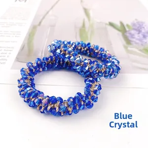 Nahaufnahme von zwei blauen facettierten Kristallperlen-Haargummis mit Gummiband