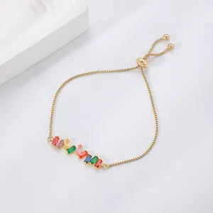 Verstellbares goldenes Armband mit acht rechteckigen bunten Regenbogen-Zirkonia-Steinen