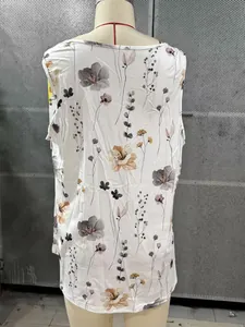 Vue arrière détaillée d'un débardeur blanc à fleurs col en V avec boucle métallique