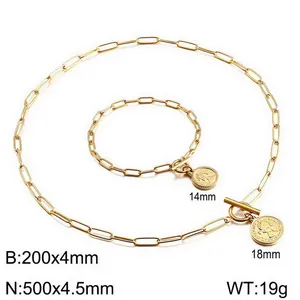 Detailansicht des goldenen Königin-Münzanhänger-Sets mit Maßen der Büroklammerkette.