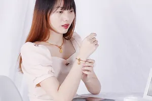 Nahaufnahme eines Models mit einem französischen Vintage-Schmuckset aus Münzkette und Armband