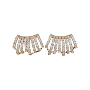 Eleganti orecchini a lobo placcati oro 14K con design a ventaglio e zirconi scintillanti