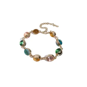 Bracelet élégant avec pierres ovales en résine multicolore et chaîne dorée