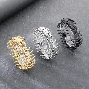 Primo piano dettagliato di bracciali a millepiedi in acciaio inox oro, argento e nero.