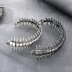 Dettaglio macro di due bracciali millepiedi in acciaio inossidabile stile punk argento antico