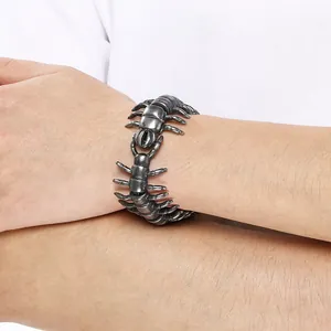 Primo piano del bracciale millepiedi in acciaio inossidabile argento antico da uomo