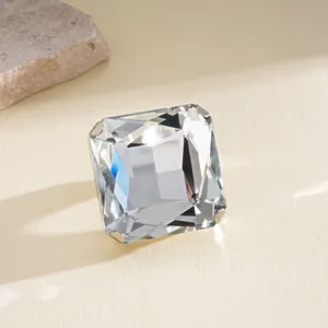 Toma macro detallada de un elegante pendiente de cristal cuadrado con garras de metal