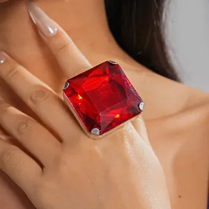 Primer plano de un anillo cuadrado de cristal rojo de gran tamaño con engaste metálico pulido