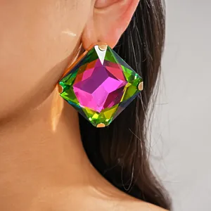 Primer plano de pendientes de lujo con grandes cristales cuadrados de colores