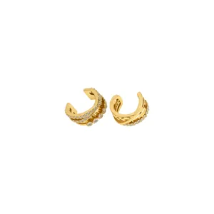 Elegante ear cuff cruzado de tres capas en oro con brillantes detalles de circón