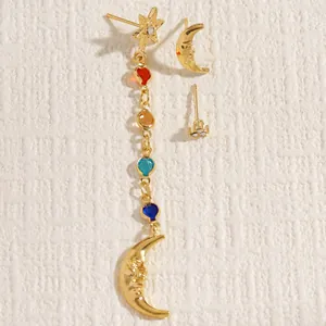Primo piano di set orecchini bohémien stella luna con strass colorati e finitura oro
