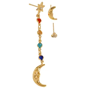 Vista dettagliata del set di orecchini bohémien con stelle e luna con strass colorati