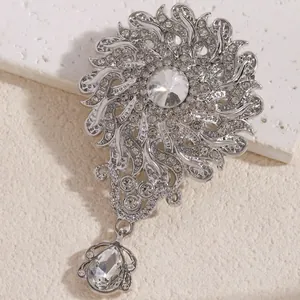 Primo piano dettagliato di una lussuosa spilla argentata in stile corte con strass trasparenti