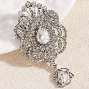 Primo piano di una spilla a corona stile palazzo con strass a goccia scintillanti