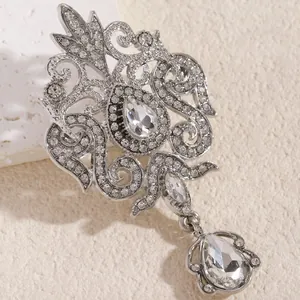 Primo piano dettagliato di una spilla di lusso in stile palazzo con brillanti cristalli a goccia