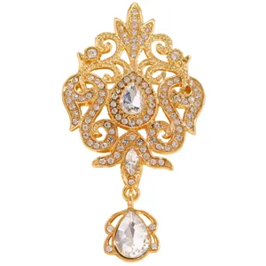 Dettaglio della spilla a corona in stile palazzo con strass a goccia scintillanti