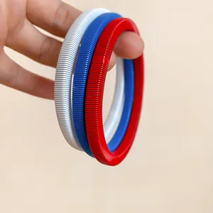 Vista dettagliata del set di tre braccialetti a molla colorati in rosso, blu e bianco