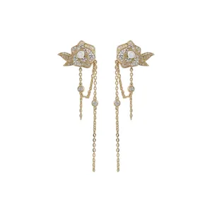 Elegante vergoldete Rosenohrringe mit Zirkonia, Perlen und feinen Kettchenquasten