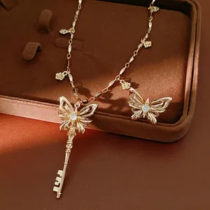 Elegante vergulde halsketting met vlinder- en sleutelhanger en fonkelende zirkoon