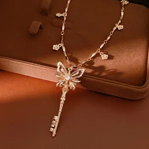 Elegante goudkleurige vlindersleutel hanger ketting met zirkoon en bloemen bedeltjes