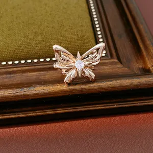 Gedetailleerde macro-opname van een elegante roségouden vlinderring met een centrale zirkoon