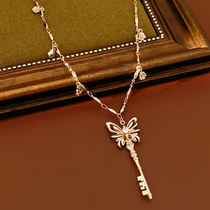 Detailopname van roségouden ketting met vlindersleutel hanger en zirkonia steen.