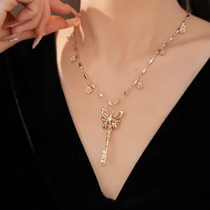 Gedetailleerd overzicht van een gouden ketting met een vlinder-sleutelhanger.