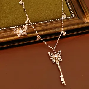 Gedetailleerde opname van een roségouden vlindersleutel hanger ketting met zirkonia accenten