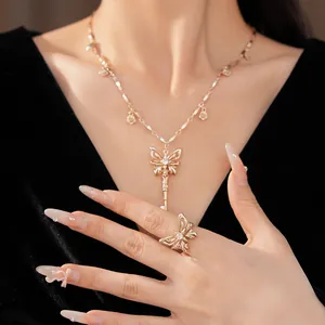 Elegante vergulde sieradenset met vlinder hanger ketting en bijpassende zirkoon ring