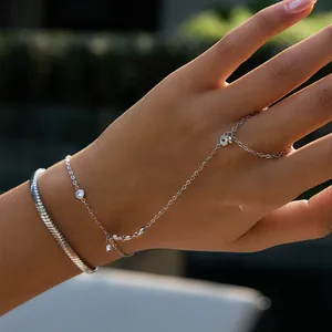 Vue détaillée élégante de la chaîne de main en acier inoxydable et du bracelet serpent