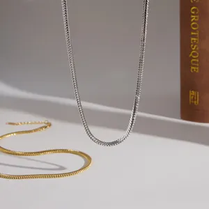 Gros plan détaillé de colliers à maille serpent en acier inoxydable doré et argenté