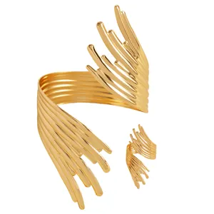 Vue détaillée de l'ensemble de bijoux bracelet et bague dorés aux lignes abstraites