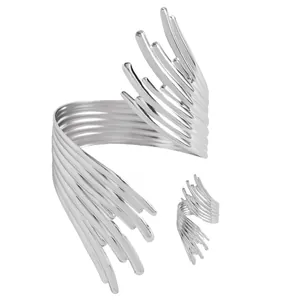 Gros plan sur un ensemble de bijoux en argent montrant le design sculptural abstrait en métal.