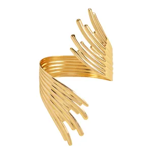 Vue détaillée d'un bracelet manchette doré sculptural abstrait aux lignes punk fluides