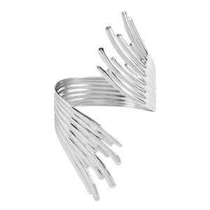 Détail d'une bague enveloppante en argent sculpturale au design de lignes abstraites