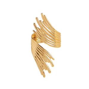 Détail d'un bracelet manchette doré sculpté abstrait avec des éléments vintage punk