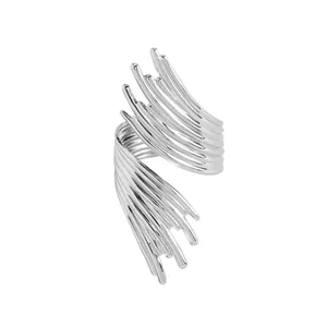 Gros plan d'une bague sculpturale argentée aux lignes abstraites, style punk vintage chic